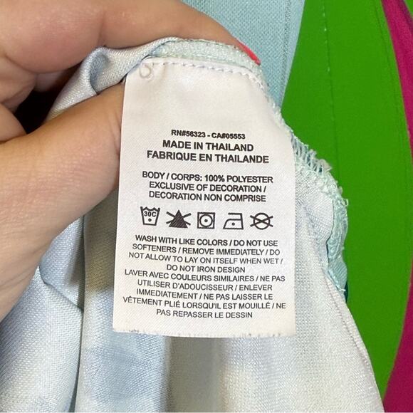 Nike Dri-Fit, Floral V-Neck Shirt. Size Large. In excellent condition! - Picture 4 of 5